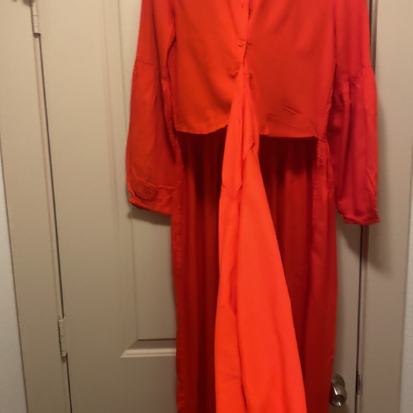 Beautiful, red Venus, high (at the waist) low (to ankle), tie in front blouse. - Picture 3 of 10